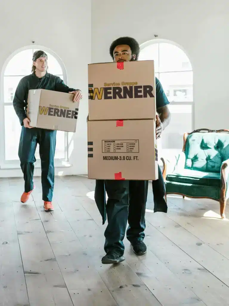 Team der Service Gruppe Werner transportiert sorgfältig Kartons bei einem professionellen Umzug.